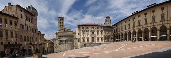 Arezzo,_Piazza_Grande_-_panoramio